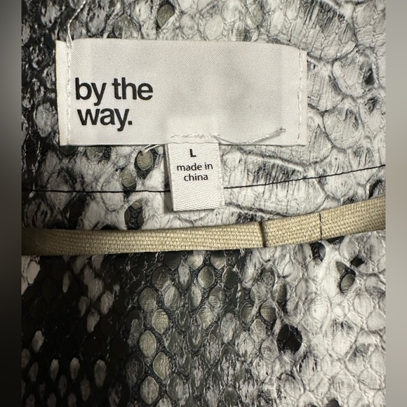 Superdown Cassandra Snake Mini Skirt in Gray Multi- Large - Picture 6 of 8